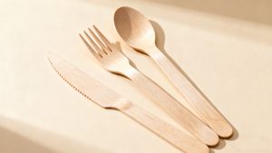 Деревянные столовые приборы как устойчивая альтернатива пластику с сертифицированными поставками и инновационным дизайном